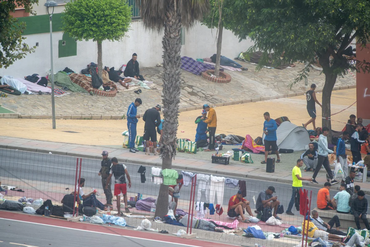 EuropaPress_7751563_varios_inmigrantes_acampados_calle_septiembre_2026_ceuta_espana_gobierno-1