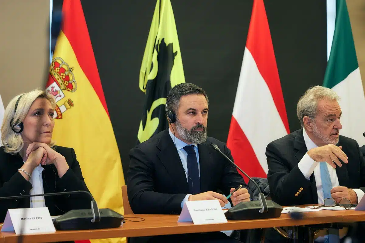 EuropaPress_6344681_presidente_vox_santiago_abascal_vox_junto_lider_agrupacion_nacional_marine-1.jpg