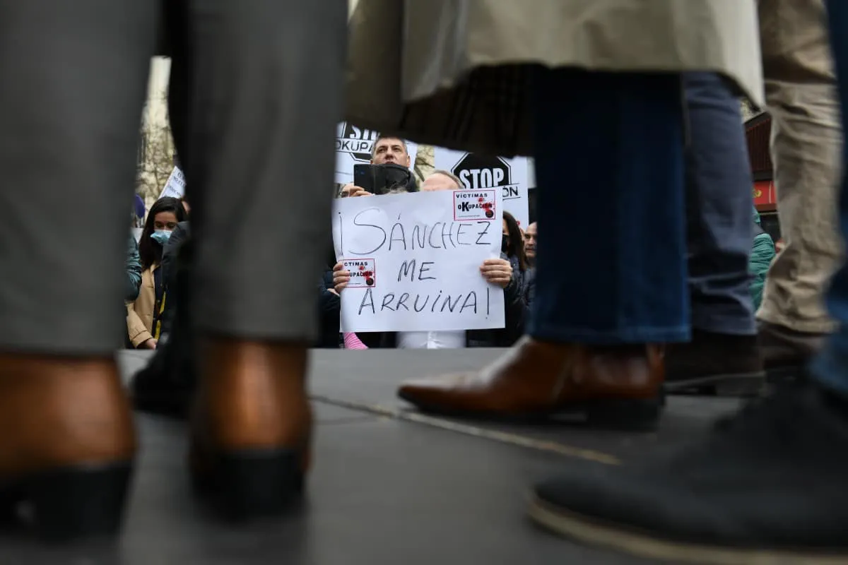 EuropaPress_4344886_manifestante_pancarta_reza_sanchez_me_arruina_concentracion_apoyo_afectados-1