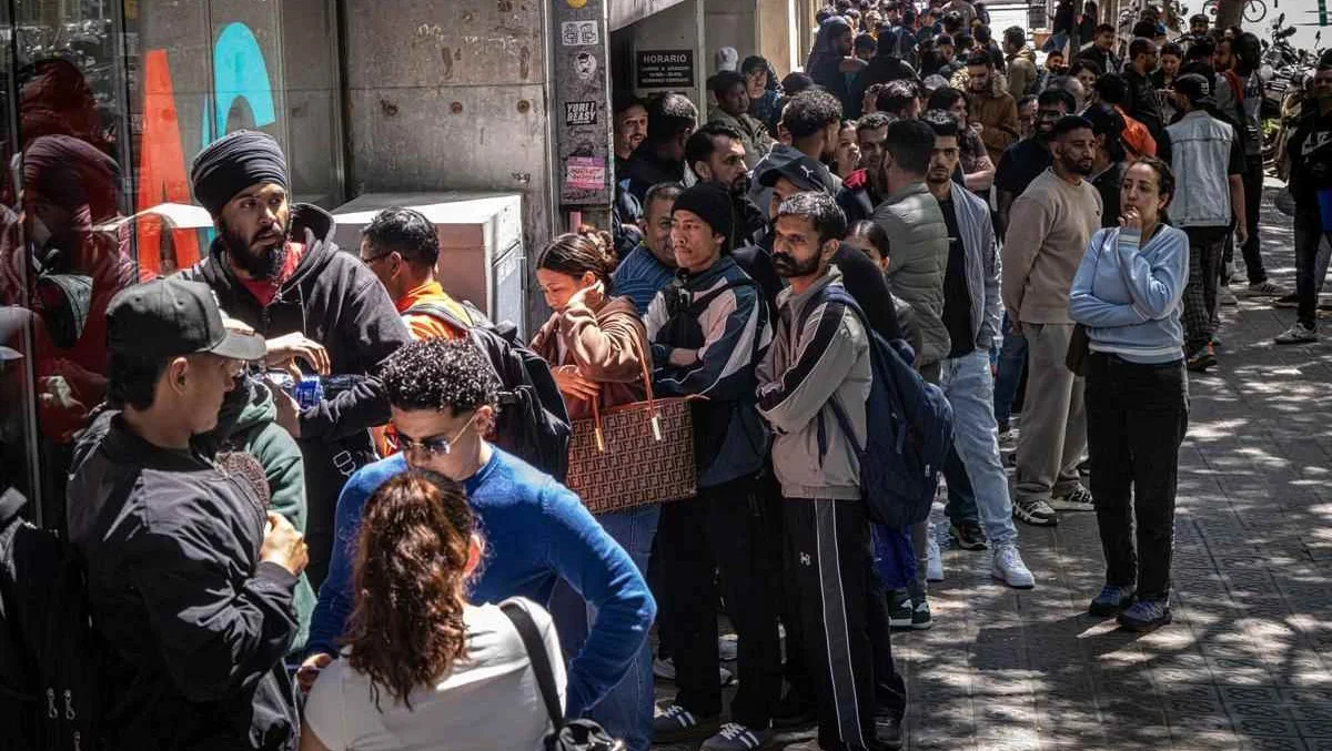 Inmigrantes-a-por-papeles-El-Periodico