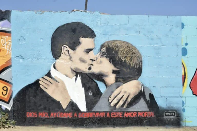EuropaPress_5625116_vista_pintura_presidente_espanol_candidato_psoe_reeleccion_pedro_sanchez-1-768x512
