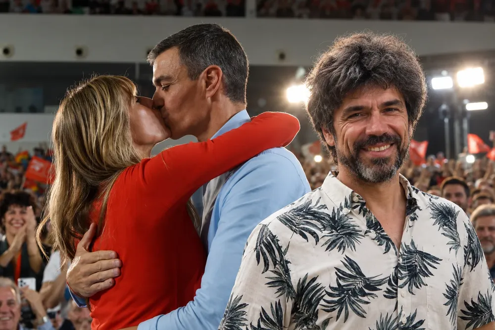 Beso-en-el-mitin-y-sonrisa-tropical