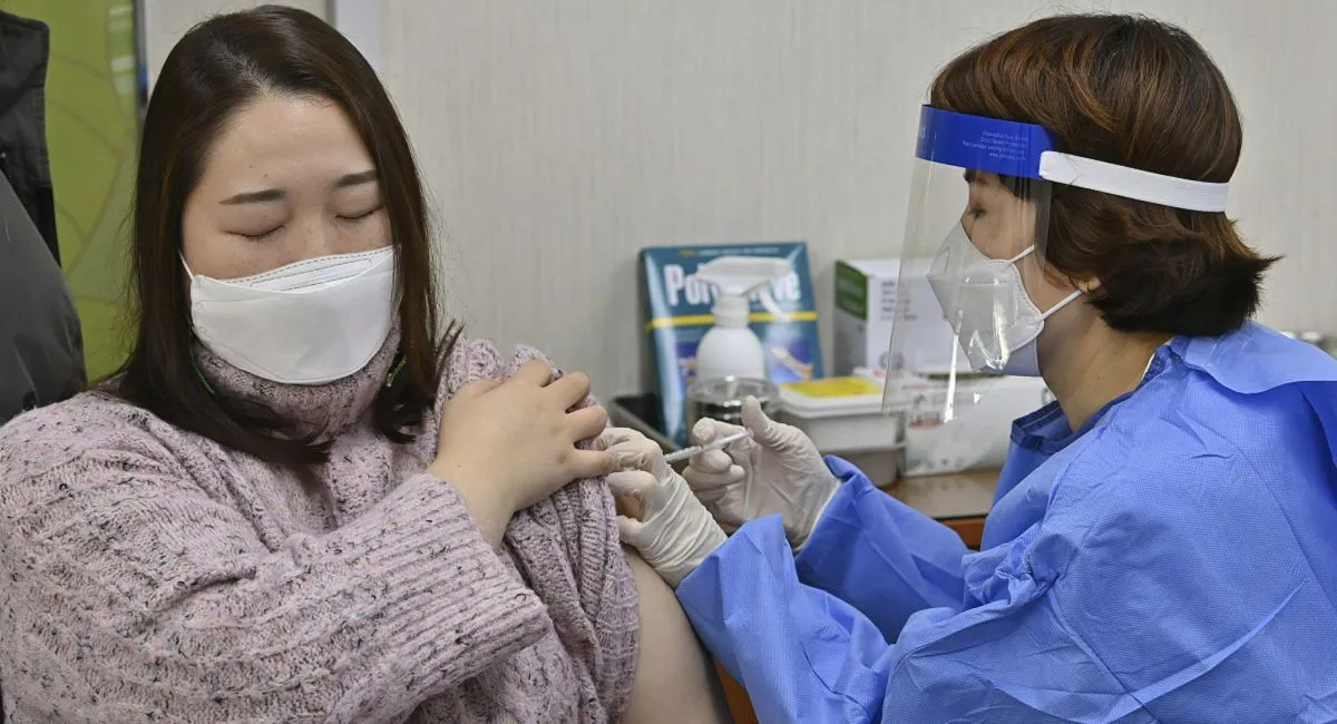 Persona-de-Corea-del-sur-siendo-vacunada