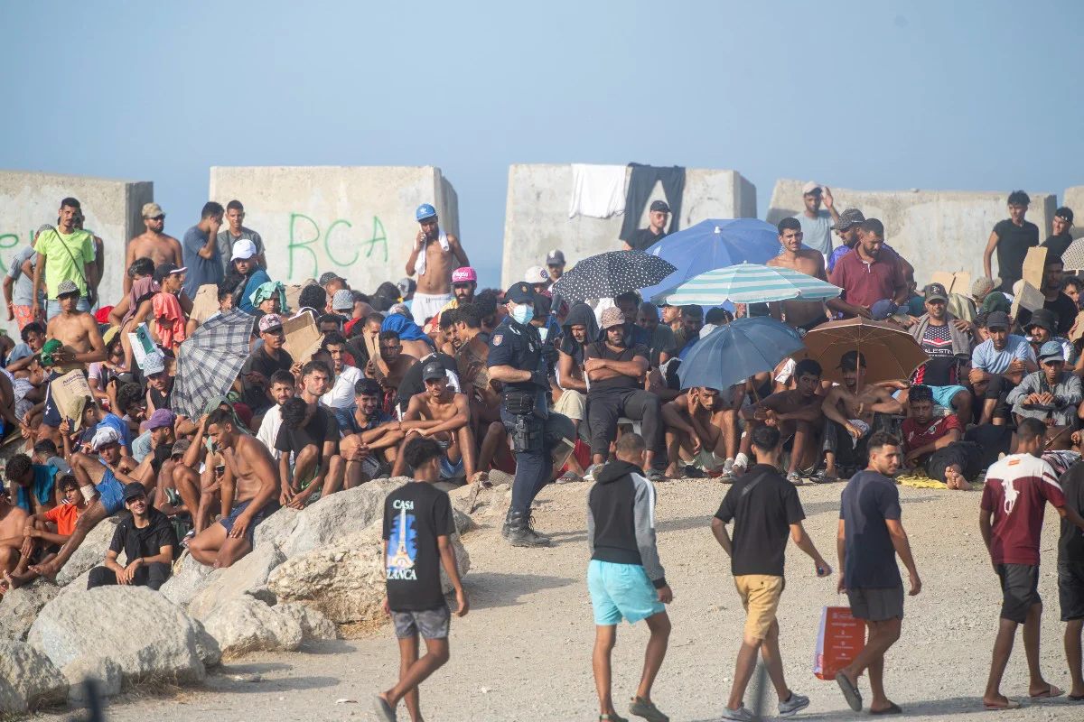 EuropaPress_7756953_decenas_migrantes_playa_trampolin_septiembre_2026_ceuta_espana-1