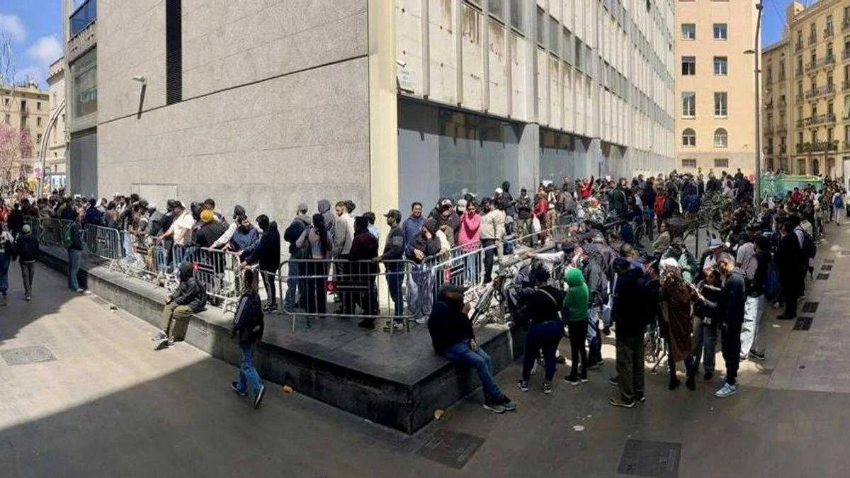 colas-de-inmigrantes-Captura-El-Periodico