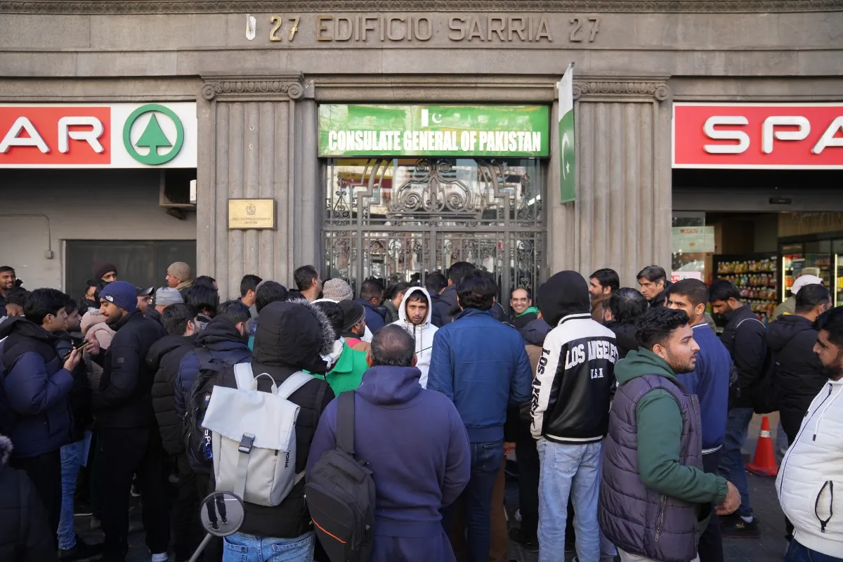 EuropaPress_7256225_largas_colas_acogerse_nuevo_proceso_regularizacion_migrantes_consulado-1