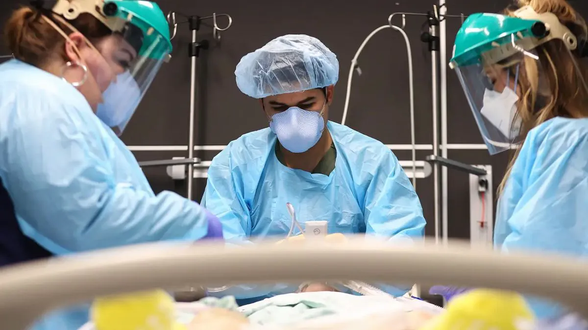 Medicos-realizando-una-operacion