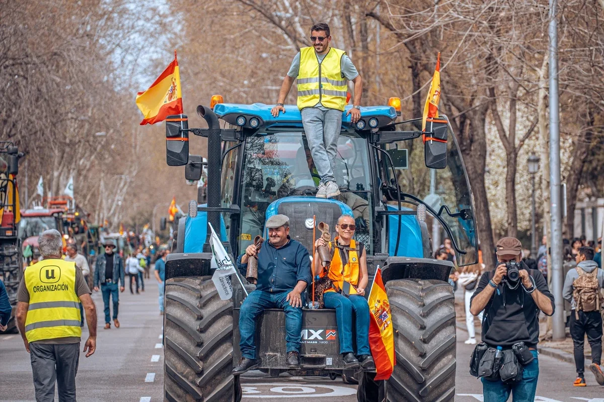 varios-agricultores-subidos-tractor-jornada-protestas-agricultores-ganaderos-pasado-17-marzo-2024-madrid_103-1