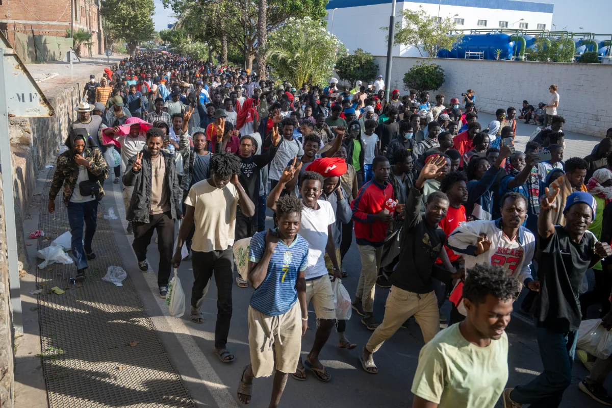 EuropaPress_7722723_migrantes_desalojados_playa_trampolin_camino_ser_reubicados_20_agosto_2026-1