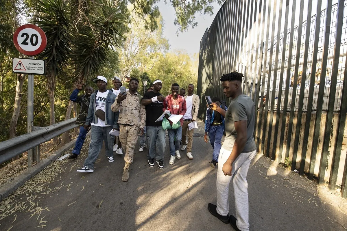 EuropaPress_6140590_varios_migrantes_salida_centro_estancia_temporal_inmigrantes_ceti_agosto-1