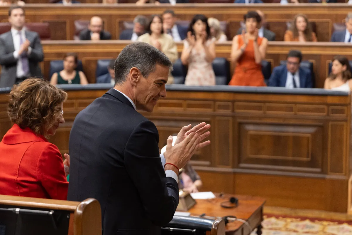 EuropaPress_6847947_presidente_gobierno_pedro_sanchez_aplaude_pleno_extraordinario_congreso-2