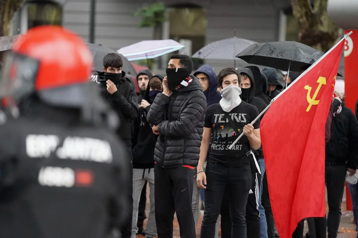 EuropaPress_2437934_jovenes_bandera_partido_comunista_concentracion_contra_fascismo_altercados-1