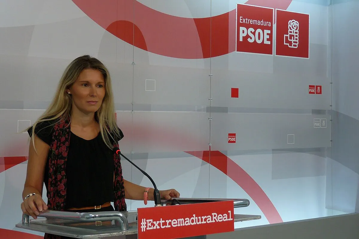1200px-Nelida_Martin_secretaria_de_Igualdad_del_PSOE_de_Extremadura_9440771523-1