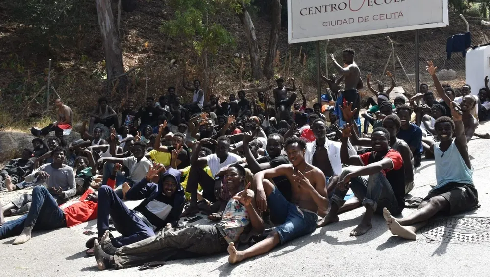 EuropaPress_7695878_decenas_personas_esperan_centro_estancia_temporal_inmigrantes_ceti_30_julio-e1785436332255