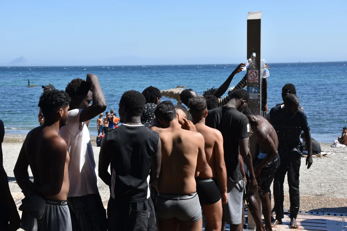 EuropaPress_7702450_varias_personas_asean_duchas_publicas_playa_trampolin_agosto_2026_ceuta-1-1