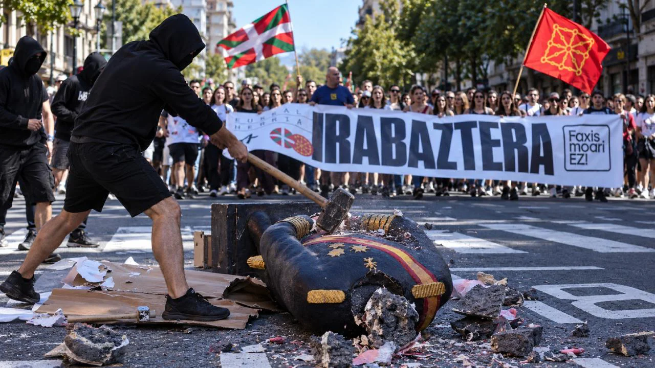 Encapuchados-destrozan-una-figura-del-Rey-Felipe-VI-en-San-Sebastian