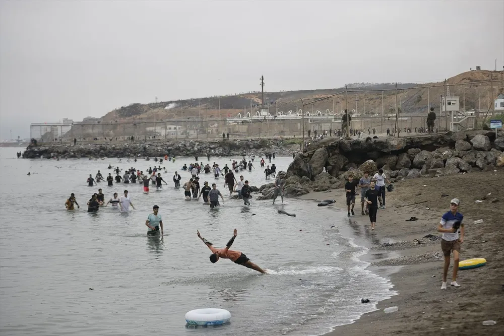 Varios-migrantes-intentan-cruzar-a-nado-la-frontera-a-31-de-julio-de-2026-en-Ceuta