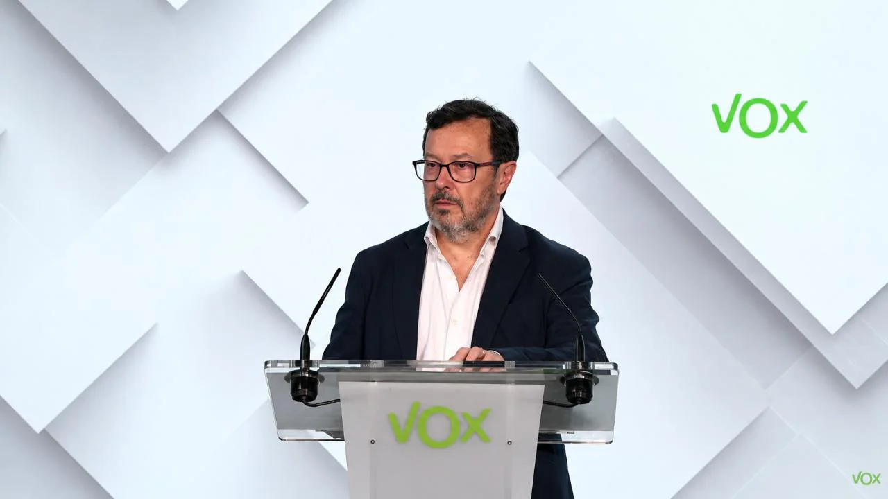 Jose-Antonio-Fuster-portavoz-nacional-de-Vox-en-rueda-de-prensa-desde-la-sede-de-Bambu