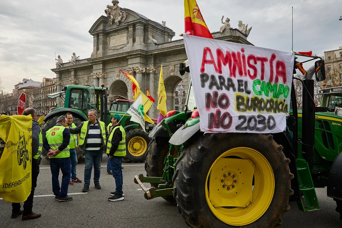 manifestacion-ganaderos-agricultores-calles-centro-madrid-tractores-llegando-puerta-alcala_98-1-1