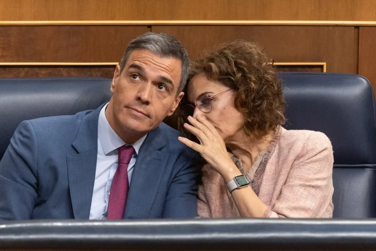 pedro-sanchez-y-la-vicepresidenta-primera-y-ministra-de-hacienda-maria-jesus-montero-durante-un-pleno-en-junio-1-1