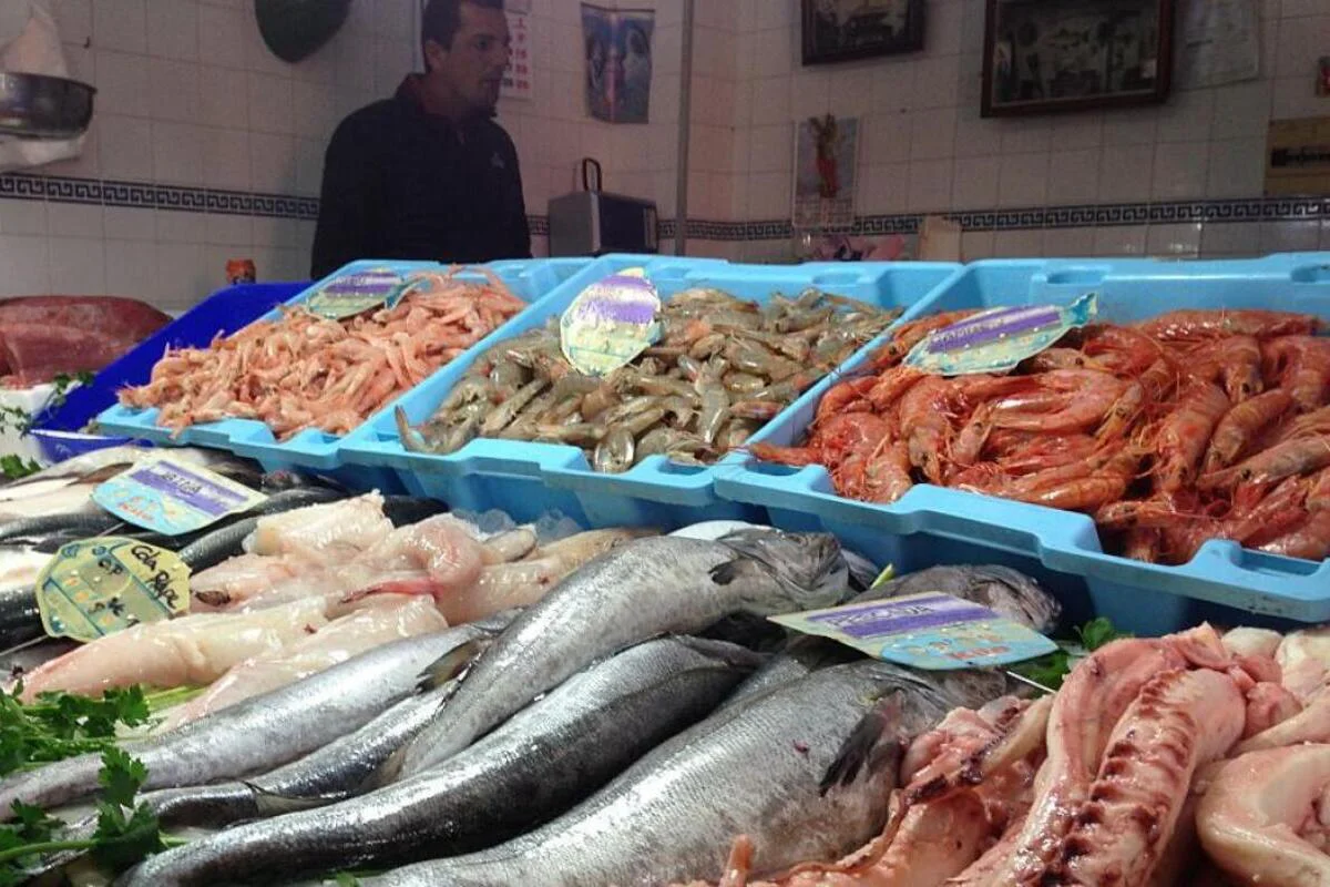 un-pescadero-ofrece-marisco-y-pescado-1-1