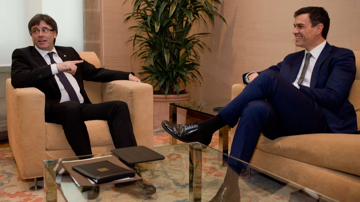 reunion-entre-pedro-sanchez-d-y-carles-puigdemont-en-el-palacio-de-la-generalitat-el-15-de-marzo-de_767e