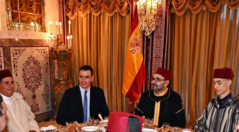 en-la-imagen-tras-pedro-sanchez-y-mohamed-vi-aparece-la-bandera-de-espana-al-reves.-efe-encuentro-entre-mohamed-vi-y-sanchez-en-atlas-