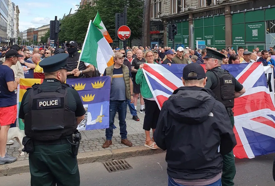 Catolicos-y-protestantes-se-manifiestan-juntos-en-Belfast-contra-la-inmigracion-ilegal-e1722708527711