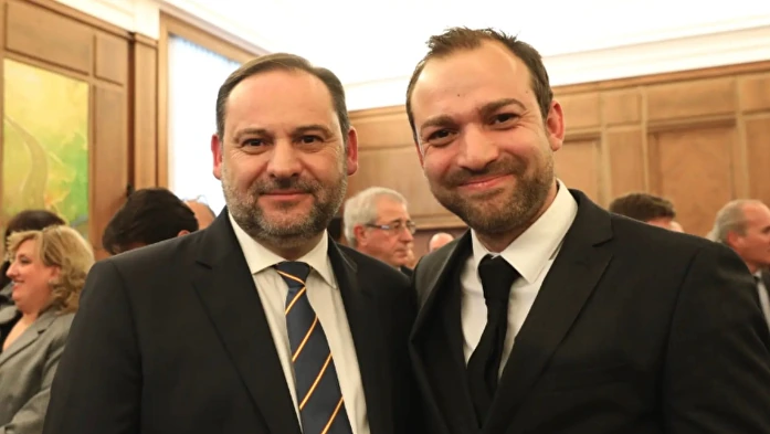 jose-luis-abalos-y-victor-abalos-en-la-toma-de-posesion-del-primero-como-ministro-de-transportes-16102025.jpg