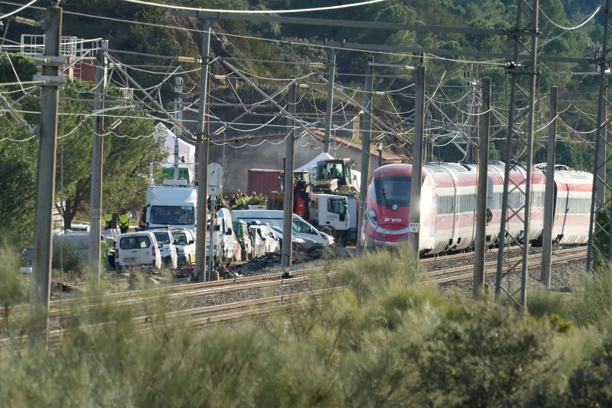 EuropaPress_7230085_imagen_zona_accidente_ferroviario_convoyes_trenes_siniestrados_19_enero-1