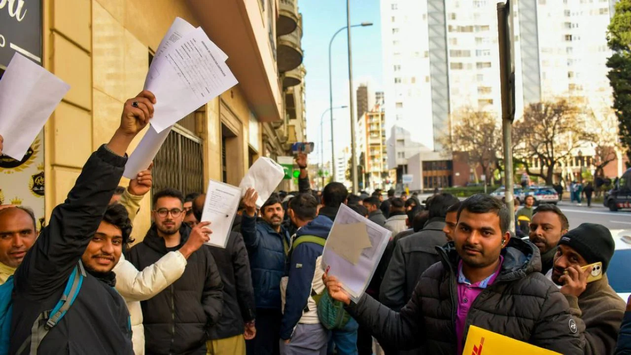 colas-de-ilegales-de-Pakistan-a-por-papeles-El-Periodico