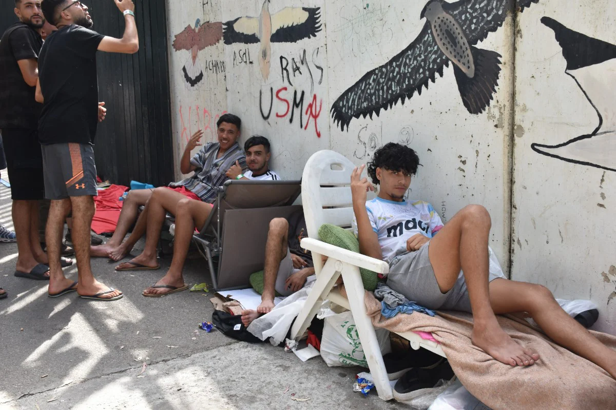 EuropaPress_7695871_varias_personas_esperan_centro_estancia_temporal_inmigrantes_ceti_30_julio-1