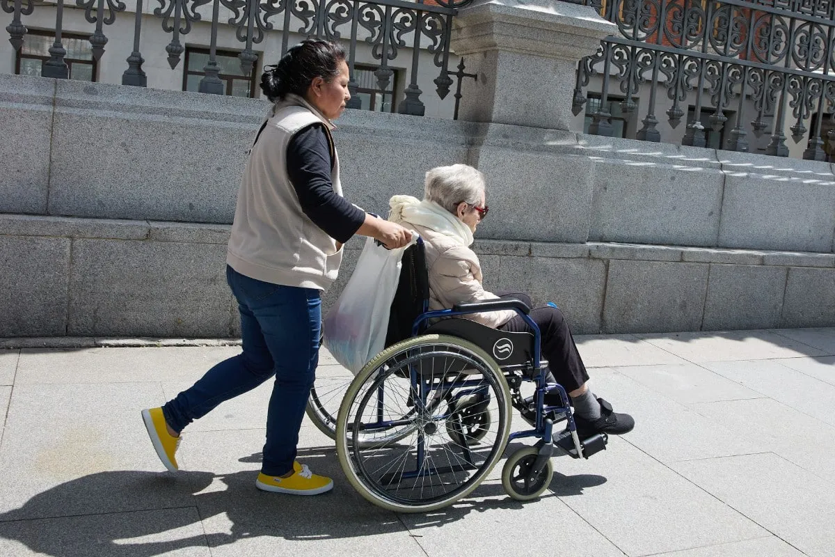 EuropaPress_5245016_mujer_mayor_silla_ruedas_cuidadora_pasean_centro_ciudad_junio_2023_madrid-1