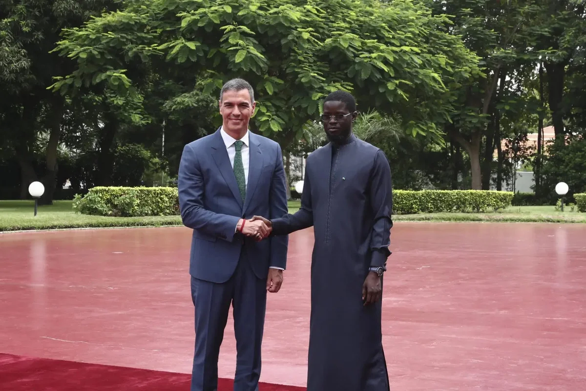 el-presidente-del-gobierno-pedro-sanchez-y-el-presidente-de-la-republica-del-senegal-bassirou-diomaye-faye-en-el-palacio-presidencial-en-dakar.r_d.1554-680-1-1