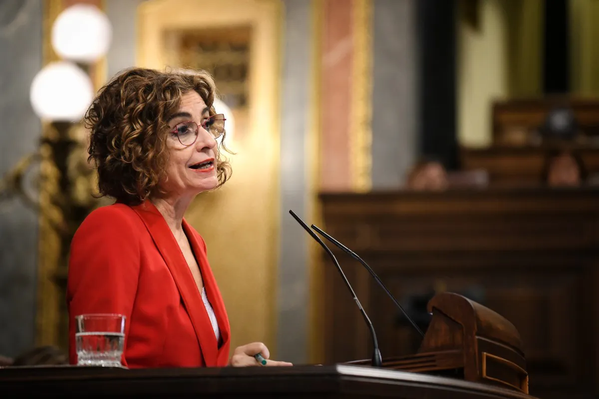 EuropaPress_6637581_vicepresidenta_primera_ministra_hacienda_maria_jesus_montero_sesion-1