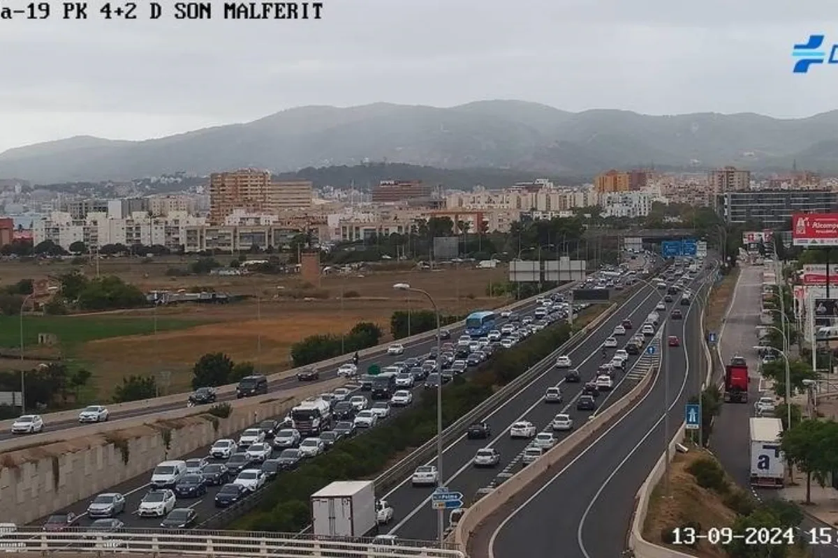 EuropaPress_6209049_estado_trafico_autopista_llumajor_primera_hora_tarde_viernes-2
