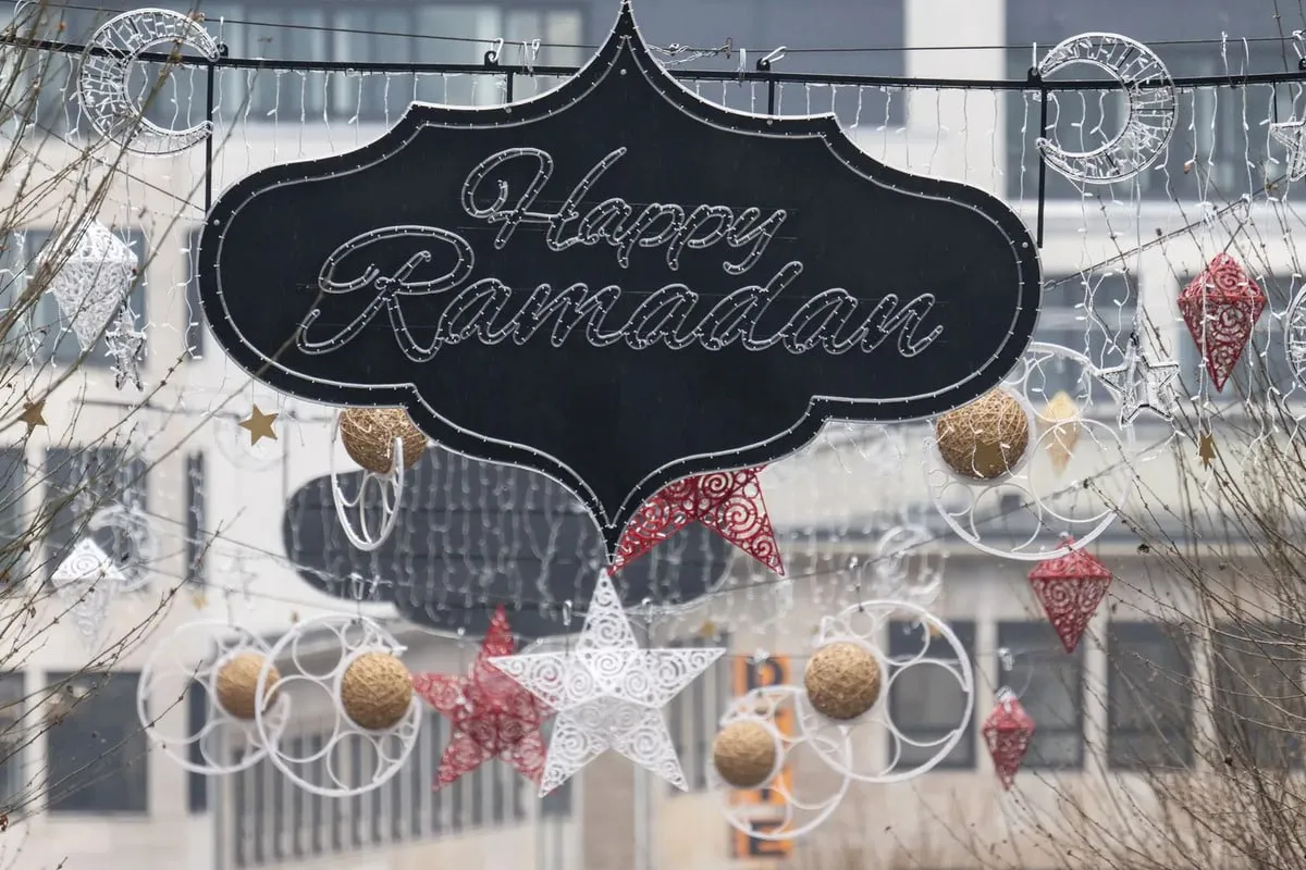 beleuchtung-in-frankfurt-am-main-happy-ramadan-steht-auf-einem-schriftzug-der-ueber-einer-fussgaengerzone-haengt-1-1