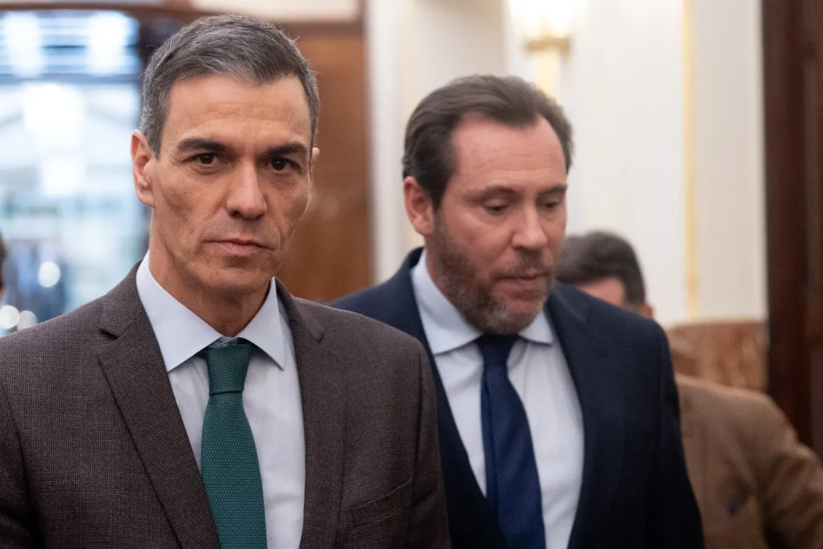 EuropaPress_7247960_presidente_gobierno_pedro_sanchez_ministro_transportes_oscar_puente_sesion-1