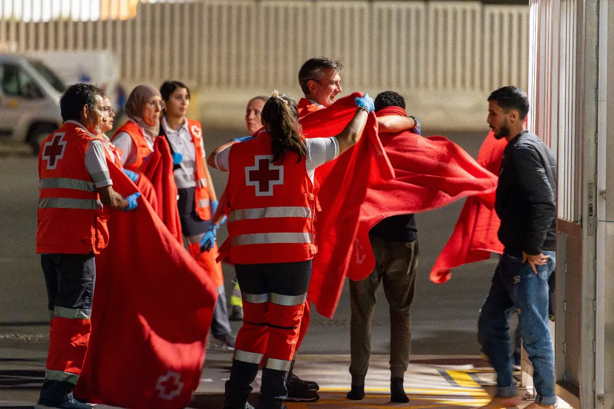 EuropaPress_6220286_servicios_sanitarios_atienden_migrantes_llegados_ser_rescatados_salvamento-2