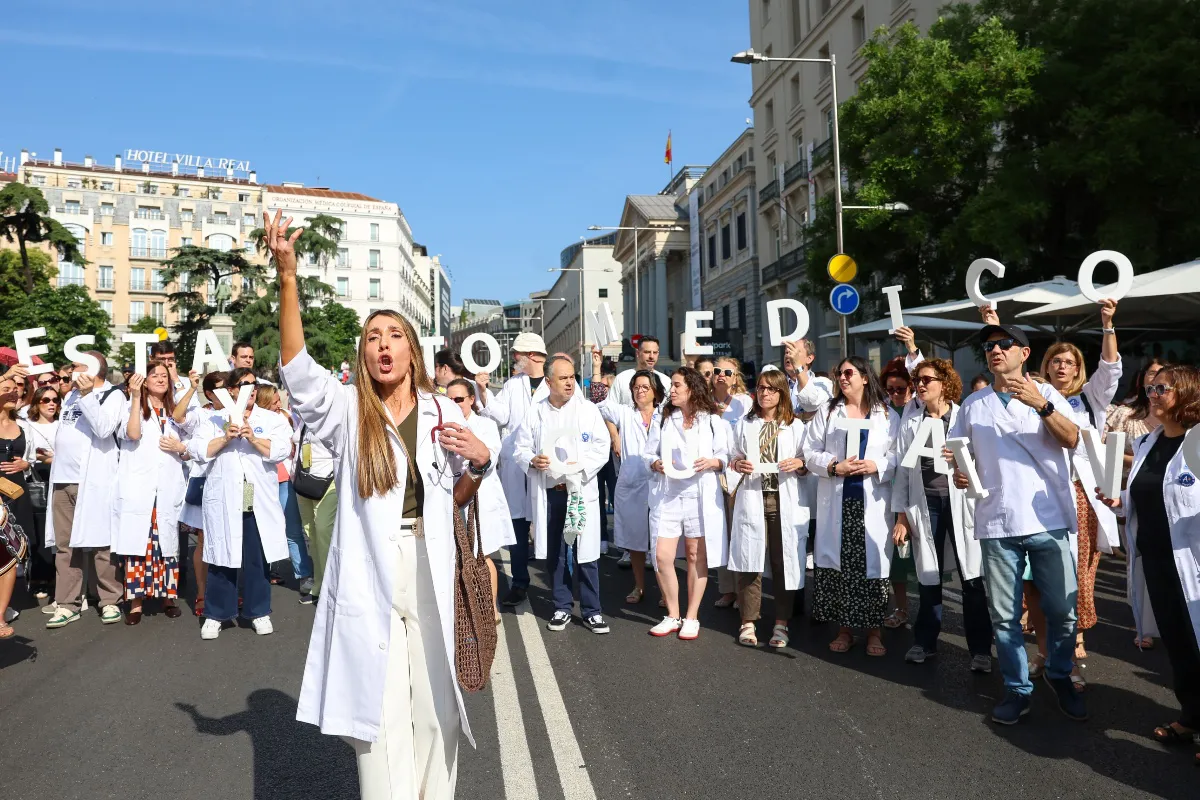 EuropaPress_6795916_grupo_medicos_batas_blancas_manifiestan_huelga_general_convocada-2