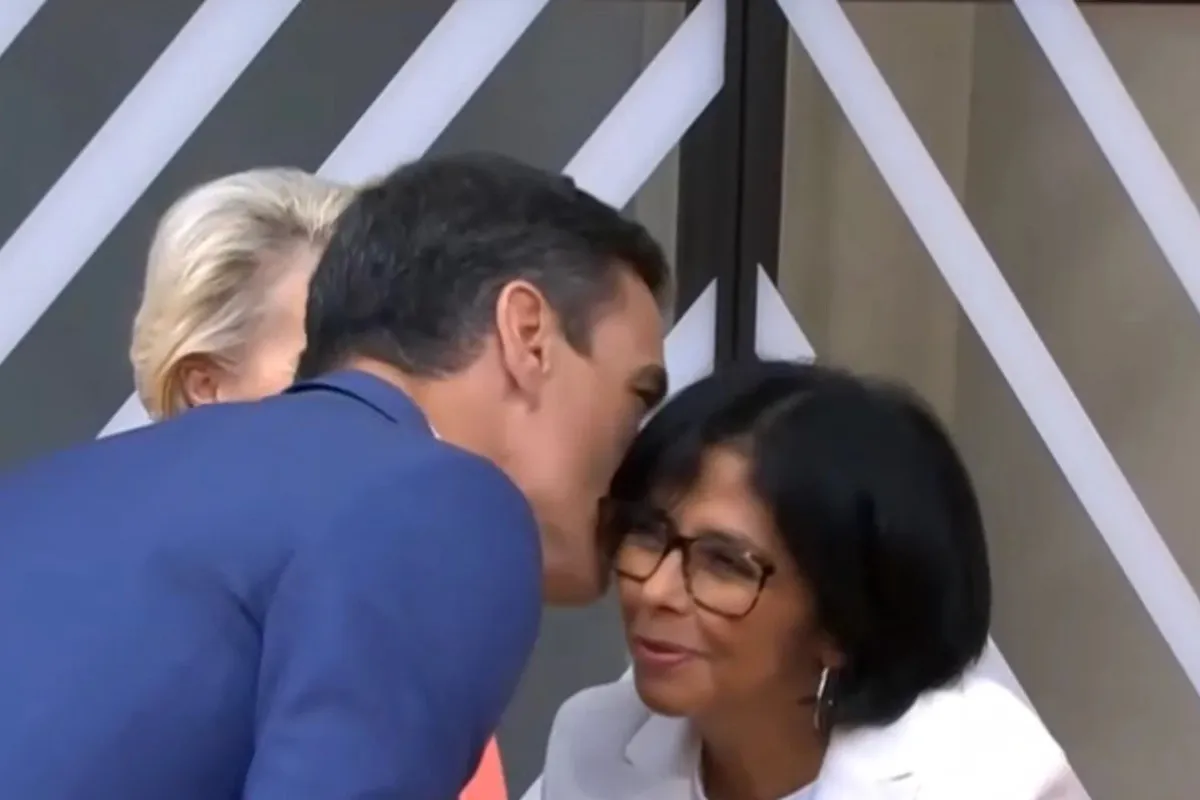 sanchez-dos-besos-delcy-rodriguez-visita-cumbre-celac_98-1-1-1